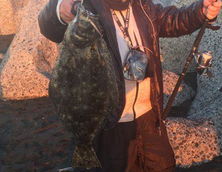 サーフでヒラメ65㎝　港ではアナゴとウツボ…